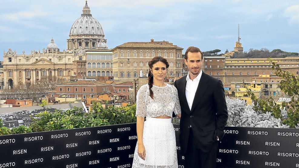 Equipo. Botto y Fiennes el miércoles en Roma. Luego hubo una premiere en la filmoteca vaticana.