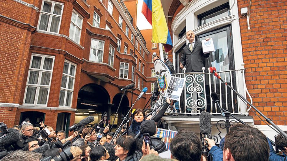 Festejo. Assange exhibe a los medios el dictamen de la ONU.