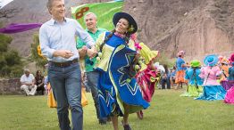 Carnaval. El Presidente, en Jujuy, festejando en el inicio de los carnavales del norte, con Morales.