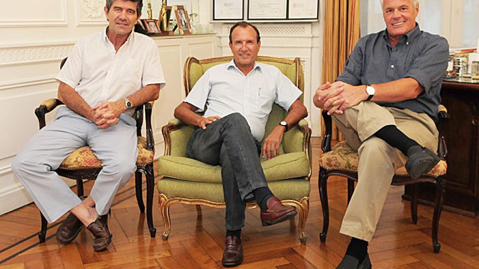 Precursores. El equipo médico a cargo del nacimiento en 1986. Roberto E. Nicholson, Eduardo González Fabbrizzi y Santiago Brugo Olmedo (der).<br>