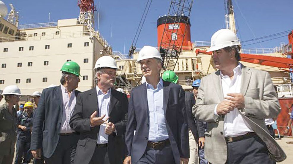 Arosa. El presidente del astillero camina junto a Macri y el ministro de Defensa.