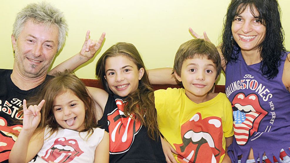 Eduardo Slusarczuk, su mujer Romina y sus tres hijos, Tatiana, Nicolás y Ludmila, todos fans.