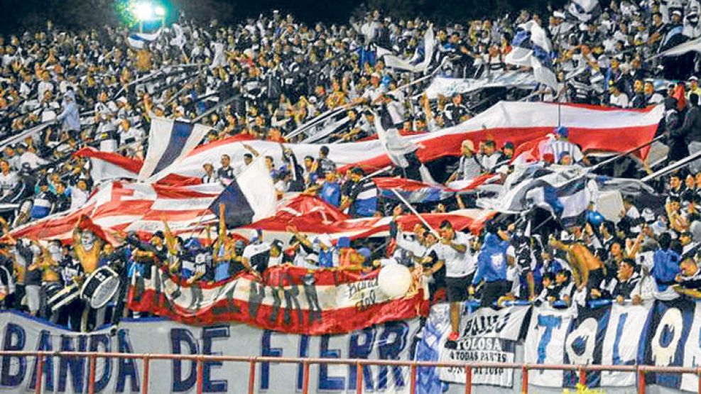 Provocacion. El clásico se vio demorado cuando los hinchas de Gimnasia mostraron las banderas de Estudiantes. Mazzola y Brum, en plena batalla de Mar del Plata.