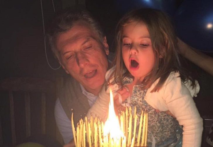 Mauricio Macri con su hija Antonia apagando las velitas