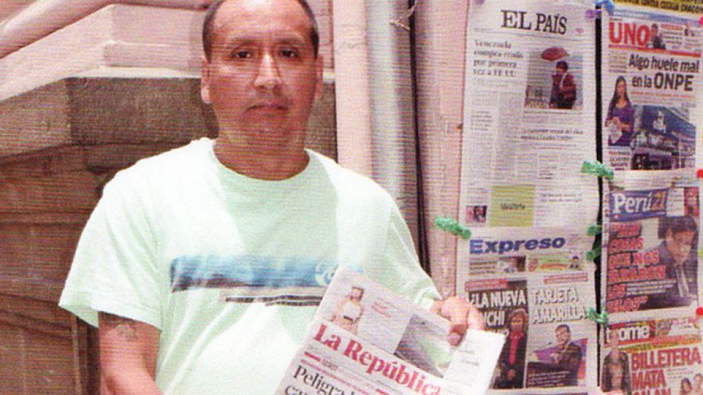 Prueba. Ruti muestra la portada de un diario peruano. Dice que está en Lima y que no regresó al país. <br>