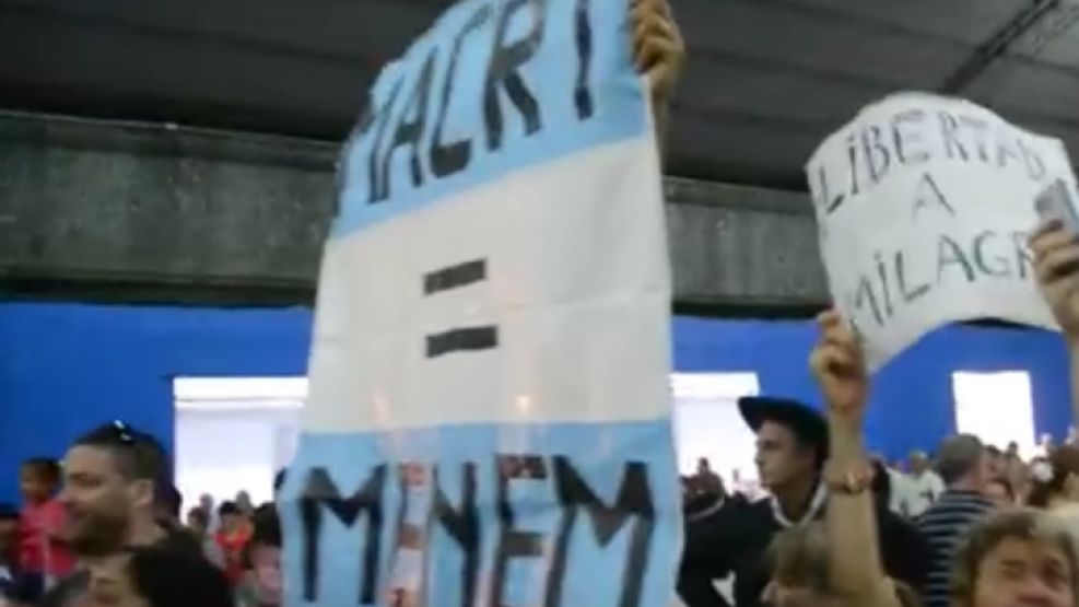 Militantes kirchneristas desplegaron pancartas contra Macri. 