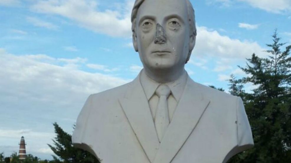 Atacaron un busto de Néstor Kirchner, por tercera vez