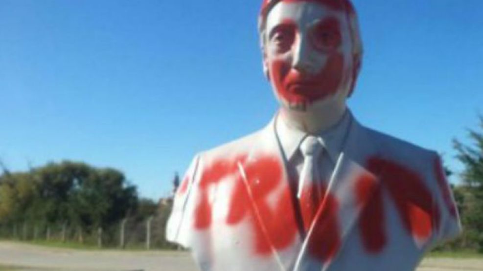 Atacaron un busto de Néstor Kirchner, por tercera vez