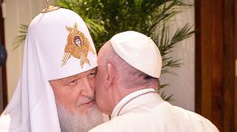 Beso y abrazo. Los dos líderes religiosos mostraron una gran cordialidad y se trataron como “hermanos”. Hubo intercambio de regalos.