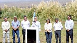 Recorrida. Macri, ayer, en San Juan, junto a Corpacci, Uñac y su armador político, Frigerio.