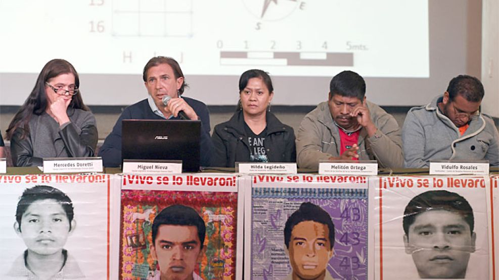 Expertos. Los peritos del Equipo Argentino de Antropología Forense presentaron sus conclusiones con los familiares de las víctimas.