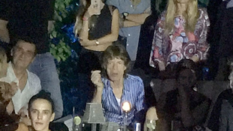 Jagger observa el espectáculo de tango conque lo agasajaron.