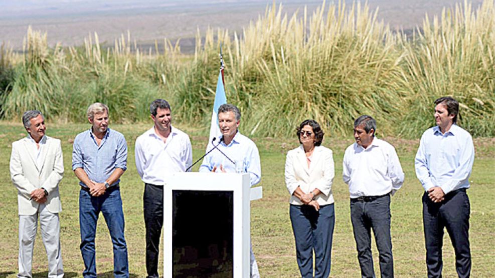 Recorrida. Macri, ayer, en San Juan, junto a Corpacci, Uñac y su armador político, Frigerio.