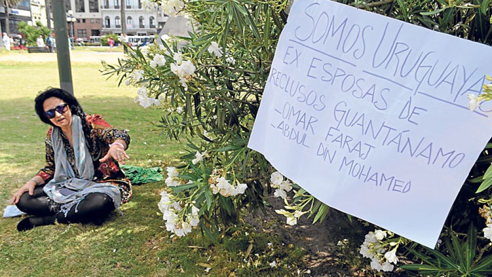 Escena. Irina Posadas, uruguaya, y una de sus protestas en Montevideo. Denunció ante la Justicia que su marido la violó repetidas veces y le propinó varias palizas.