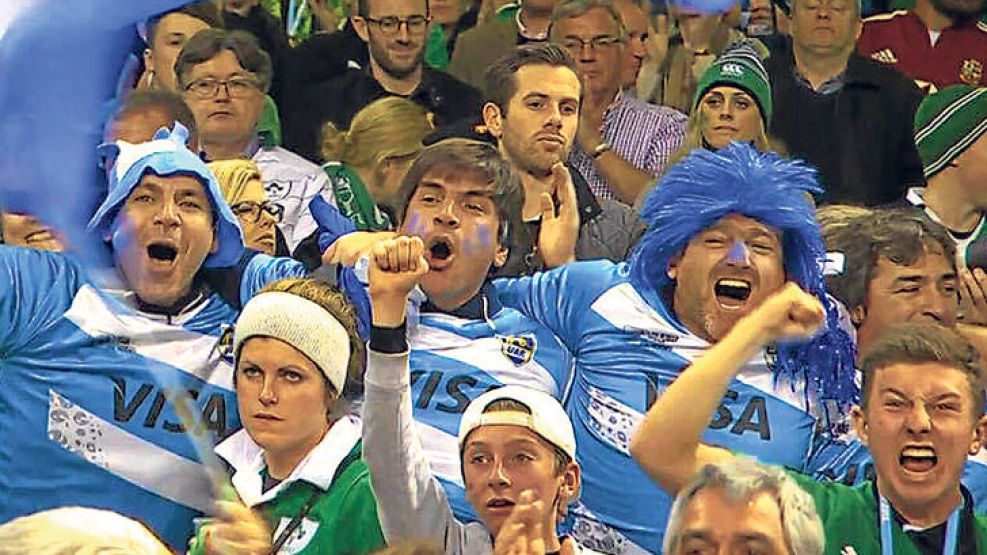 FAN. Reyser, en el centro, celebra a Los Pumas en Londres durante el último Mundial de Rugby.