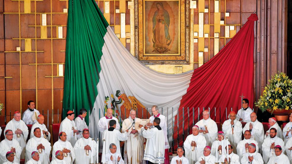 Santuario. El Papa ofició una misa para más de 35 mil fieles mexicanos en la Basílica de la Virgen Morena, la patrona de América.