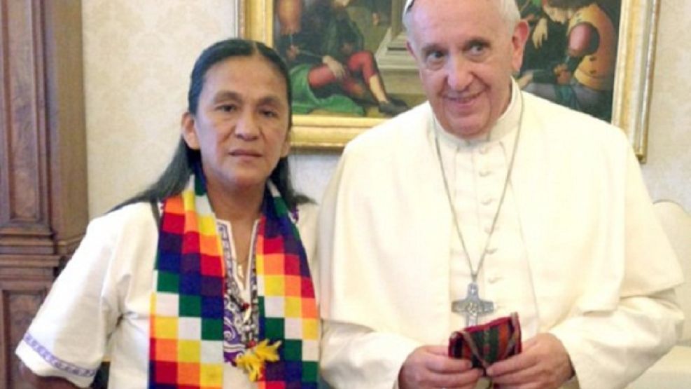 Otro gesto de Francisco: le regaló un rosario a Milagro Sala