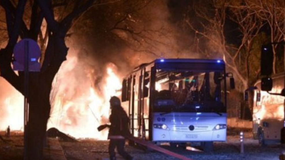 El atentado dejó 28 muertes y 61 heridos en Turquía. Se cree que fue un coche bomba.
