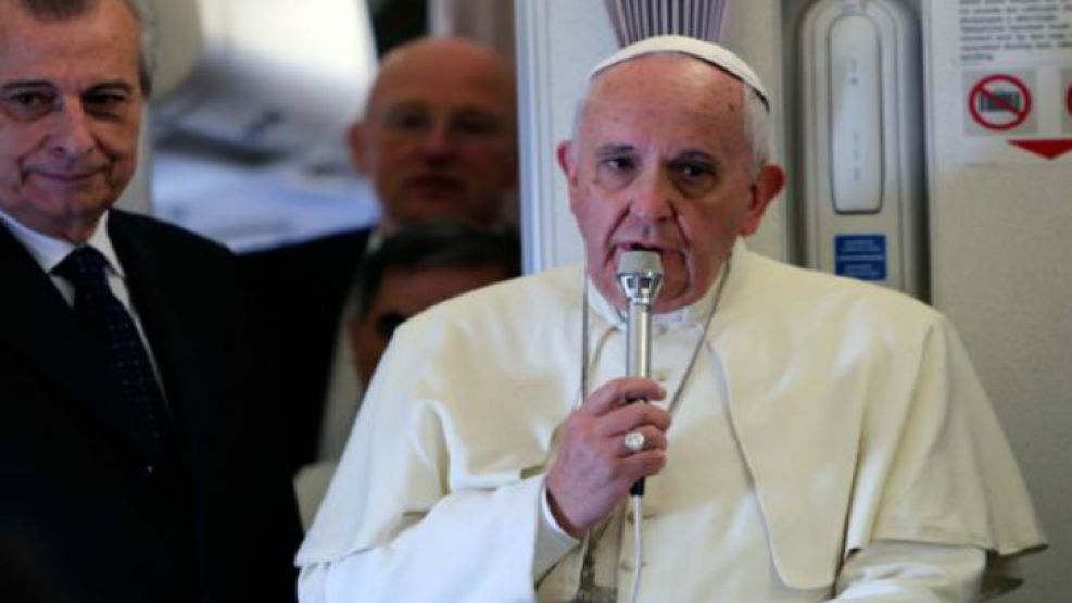 El Papa Francisco, en el avión de vuelta a la Ciudad del Vaticano, definió al aborto como un "crimen" y pidió evitar los embarazos, aludiendo a los métodos anticonceptivos.