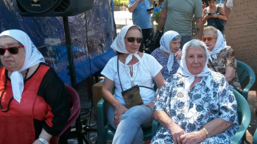 Hebe de Bonafini a la izquierda, junto a otras madres, sentadas en la Plaza de Mayo luego antes de iniciar la marcha. La Policía intentó que no ingresaran.