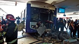 Consecuencias. En febrero de 2012, el Chapa 16 chocó en el andén 1 de Once (izq.). Los trenes, ahora, son nuevos (ab. der.). Esta semana, los familiares de las víctimas se reunieron con el secretario 