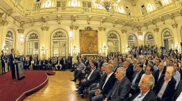Distancia. Macri en la tarima del Salón Blanco, donde anunció las modificaciones. El íder de la CGT habló de una “injusticia”.