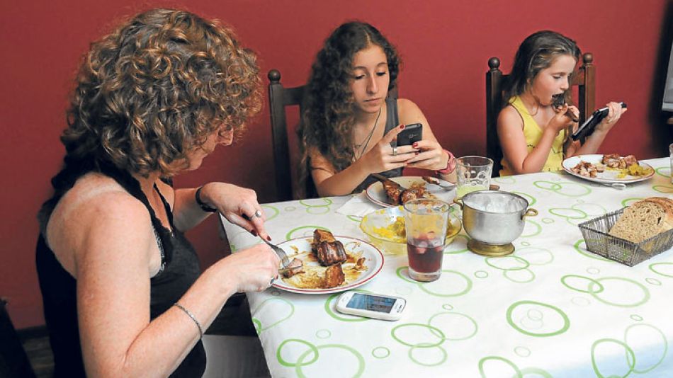 Disgustos familiares. Una encuesta realizada en EE.UU. mostró que el 22% de los consultados dijo que el uso excesivo del celular “había causado conflicto en sus relaciones”.
