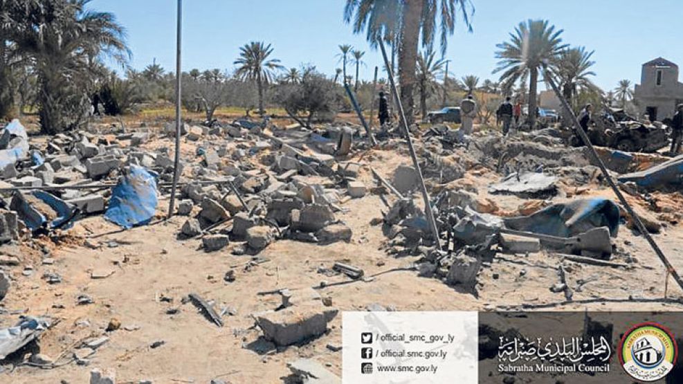 Ataque aereo. La TV libia mostró cómo quedó la zona bajo fuego.