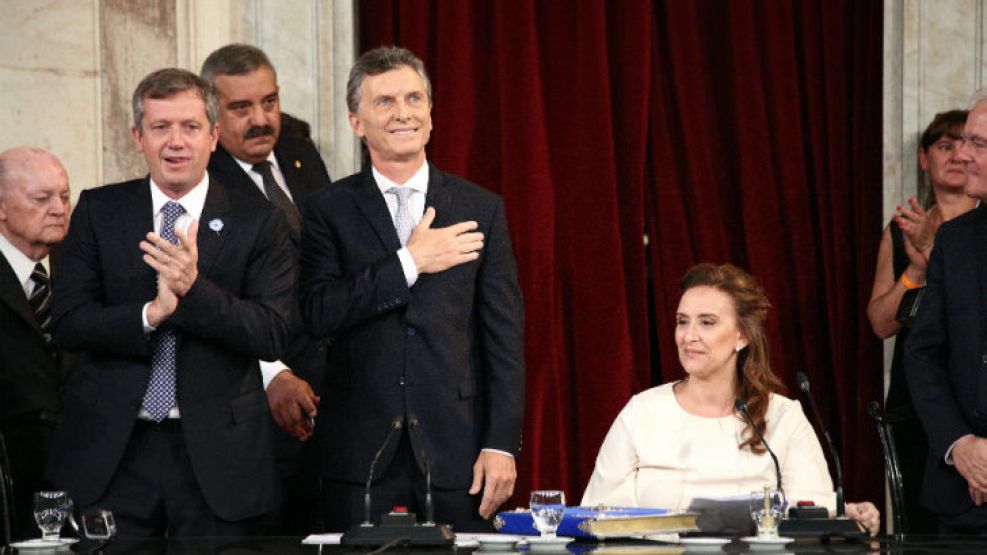 Militantes y funcionarios piden apoyo para Macri en la apertura de sesiones extraordinarias en el Congreso.