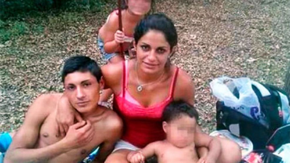 El hombre cometió el hecho en la noche del domingo. Según las fuentes, entró por el techo y apuñaló a su ex mujer, Débora Natalí Díaz, de 28 años.
