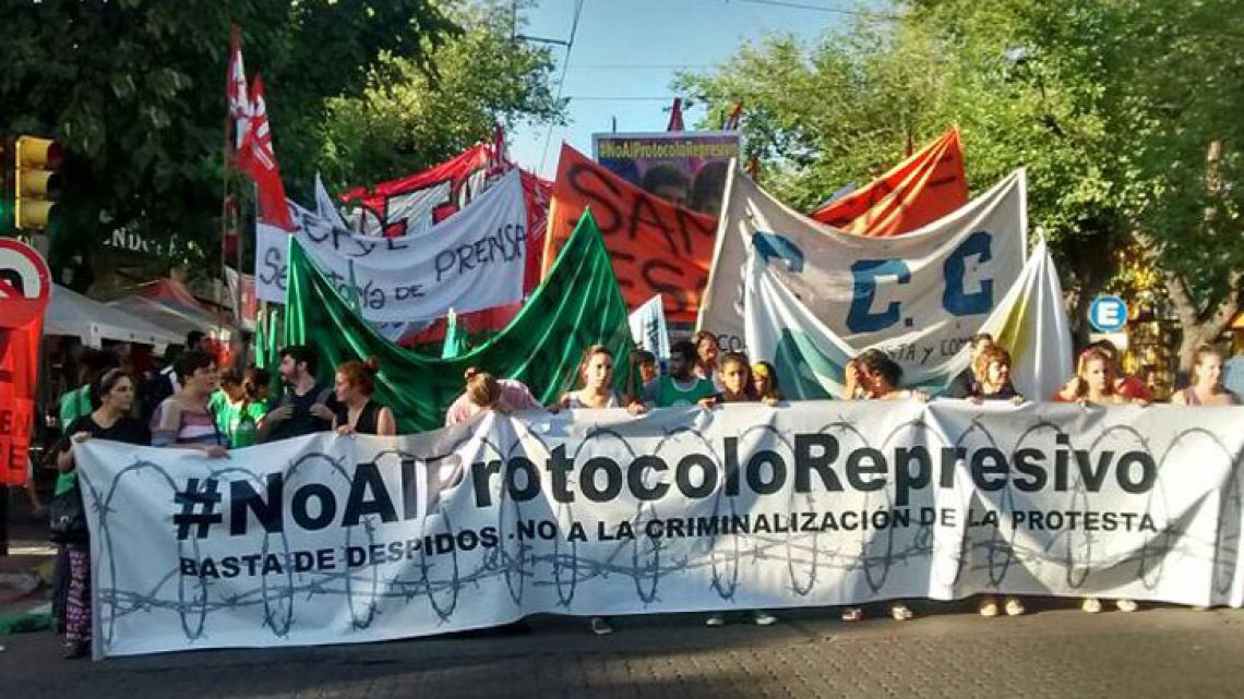 El Gobierno no aplica el Protocolo antipiquetes y hay cortes en ...