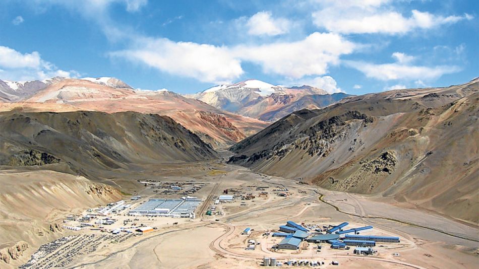 Veladero, San Juan. Controlada por Barrick (Canadá), es la mayor mina de oro del país. En 2013 produjo 640 mil onzas. Explica el 40% del PBI provincial. Empleó hasta a más de 3.500 personas. Paga $ 25
