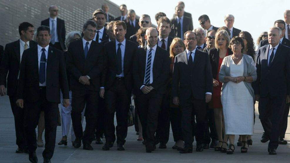 Hollande arrojó junto a Carlotto flores al Río de La Plata en memoria de las víctimas.