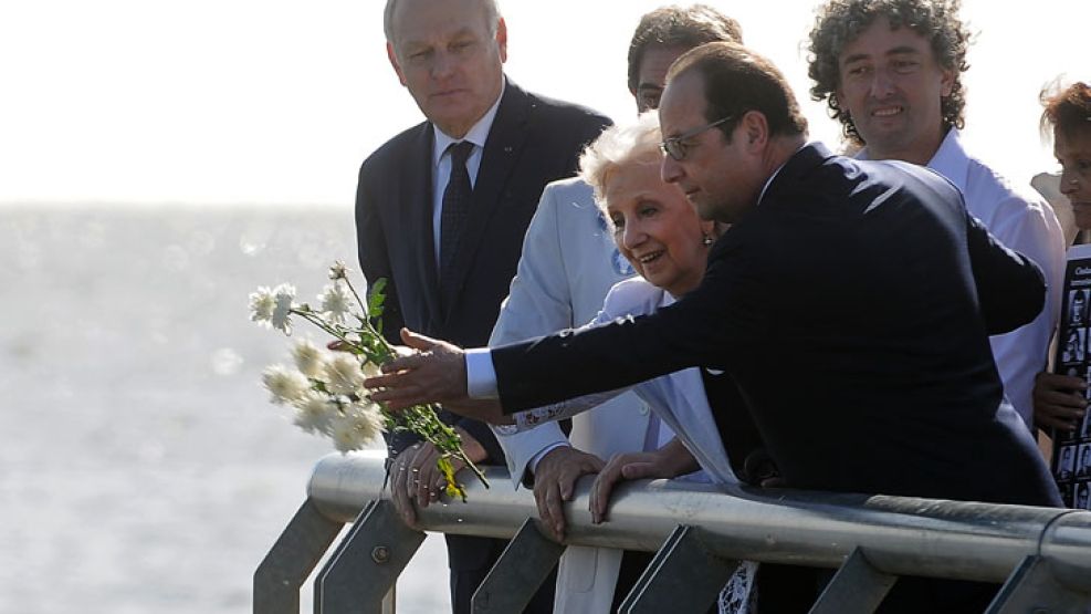 Ignacio Carlotto junto a su abuela en un acto del cual participaron junto al presidente de Francia, François Hollande. 