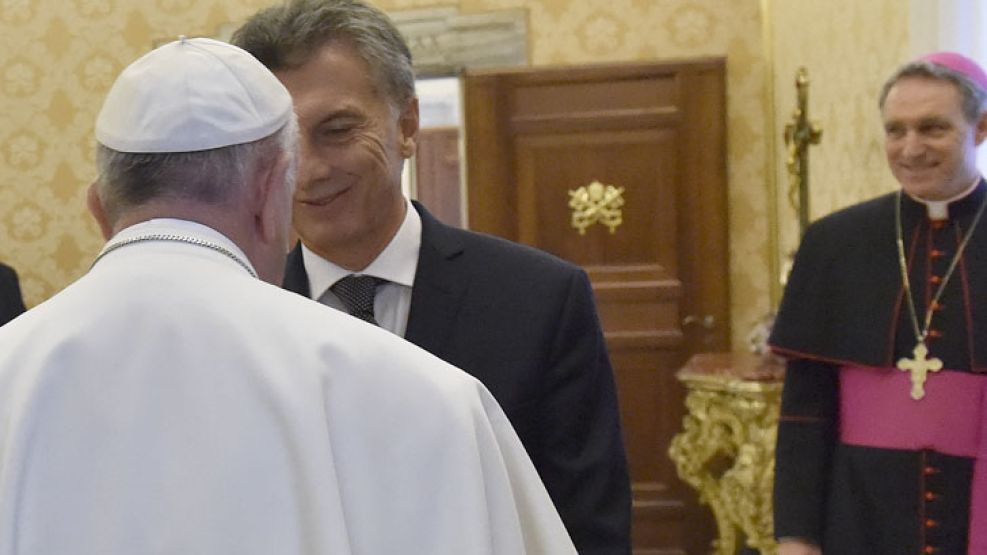 El papa Francisco recibió al presidente Mauricio Macri en la Biblioteca del Palacio Apostólico.  
