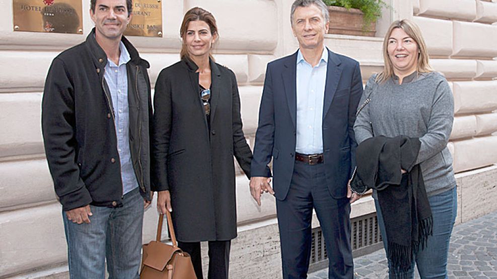 Invitados. Mauricio Macri y Juliana Awada, ayer por las calles de Roma, acompañados por los gobernadores Juan Manuel Urtubey y Rosana Bertone.
