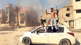 Armas. Un Rafale francés y combatientes en Bengasi. 