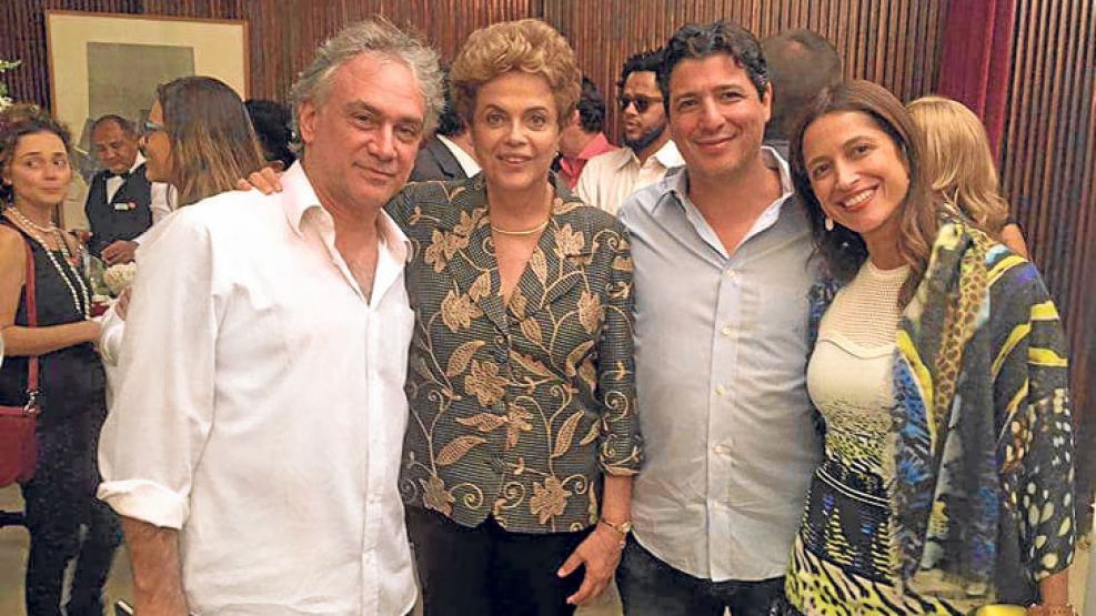 Encuentro. Kurlat (izq.) con Dilma Rousseff, en el Palacio da Alvorada, en una sesión privada de la película El niño y el mundo.