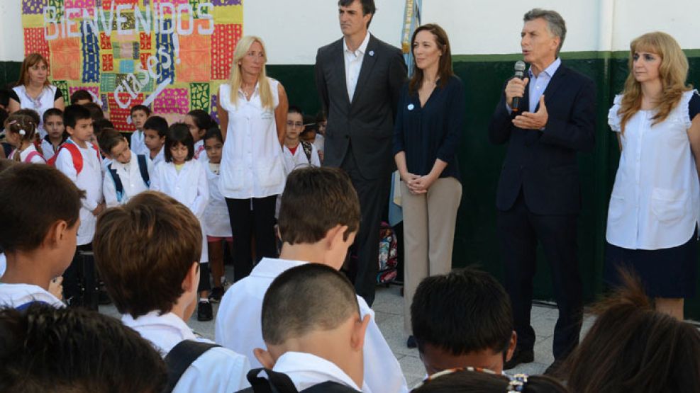 El Presidente y la gobernadora bonaerense se hicieron presentes en una escuela de Valentín Alsina para dar inicio al ciclo lectivo 2016.