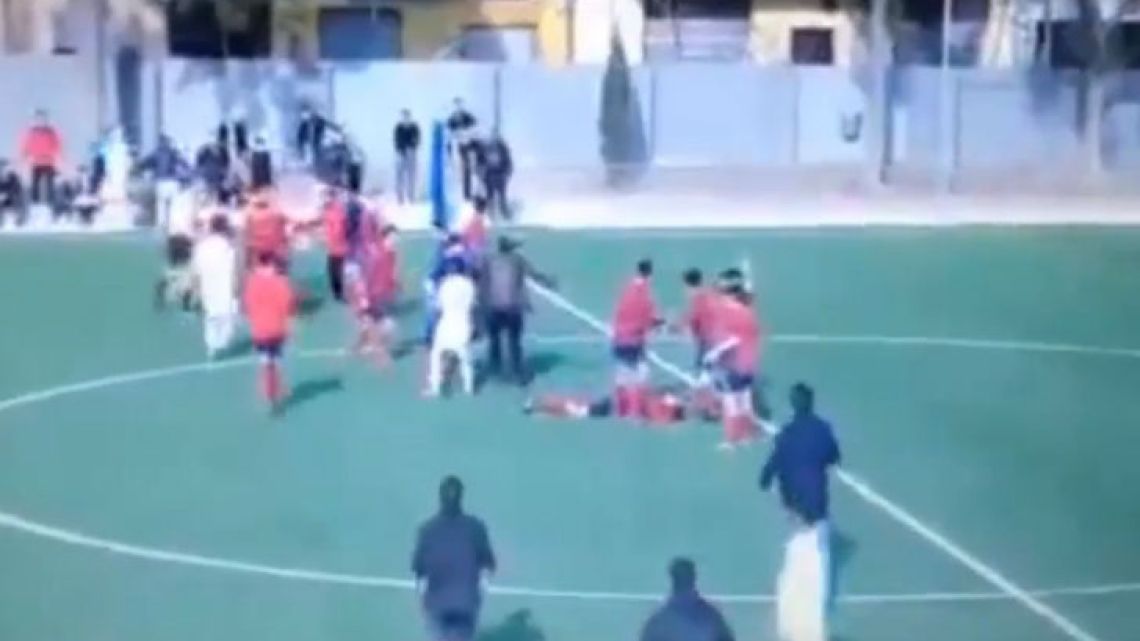 Jugador español le dio una brutal paliza a un rival 442