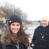 Parece que la felicidad llamó a la puerta de Andy Kusnetzoff y en hora buena.El conductor de “Perros de la calle” se convertiría en padre por primera vez. Su novia, casi quince años menor que él, Florencia “Kourny” Suárez, con quien ya c