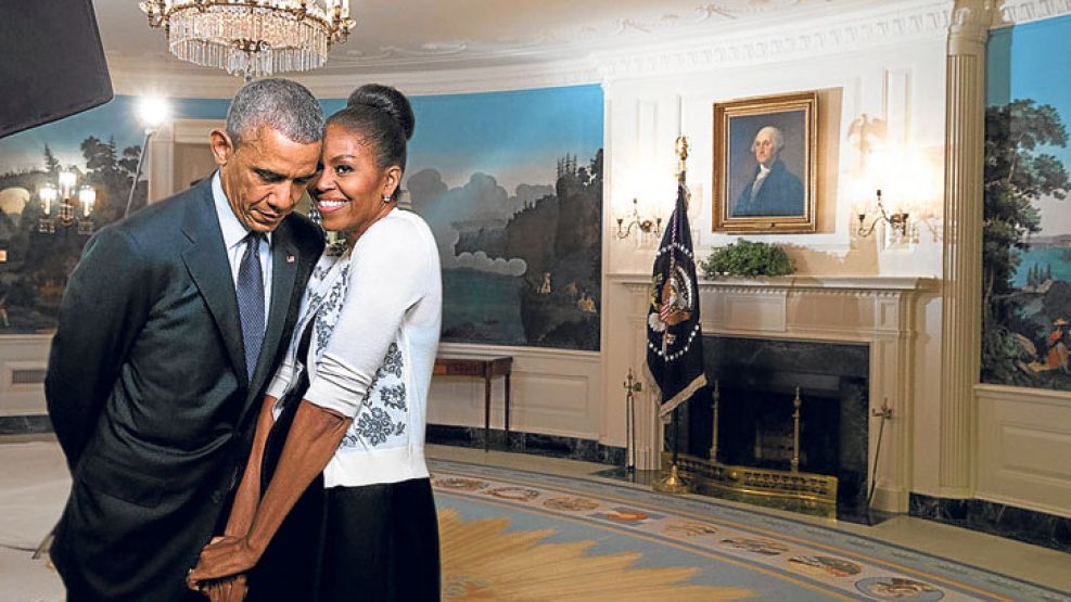 Compañeros. El presidente estadounidense y su esposa Michelle posan juntos en una oficina de la Casa Blanca. Mientras los candidatos a sucederlo se miden en las primarias, el actual mandatario toma la
