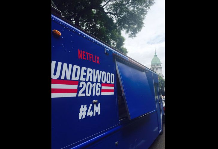 Un auto de House of Cards se ubicó cerca del Congreso.