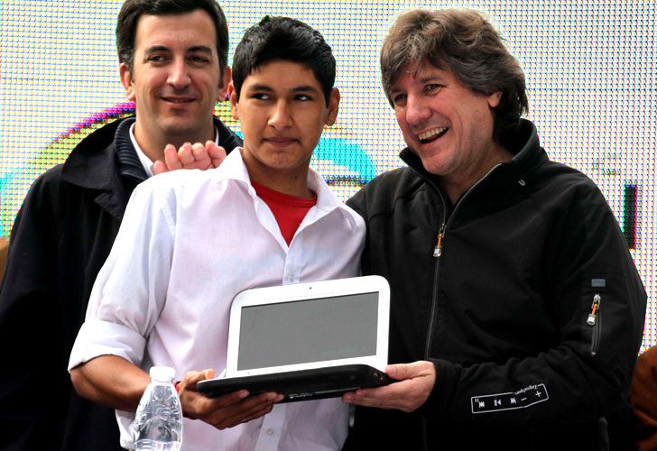 Randazzo y Boudou entregando una de las netbooks del plan Conectar Igualdad