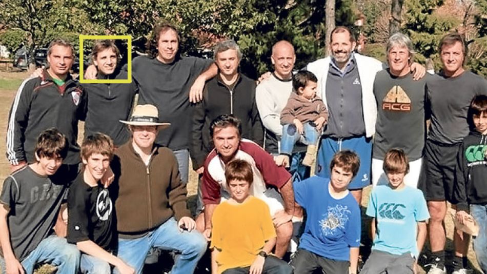 Equipo. El funcionario, en una jornada deportiva, y como figura en una revista interna del colegio.