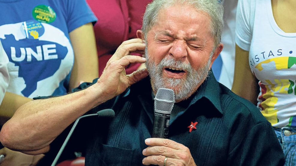 Bajo fuego. Tras declarar durante tres horas ante la Policía, Lula se mostró compungido y se quejó por el “show mediático” del caso.