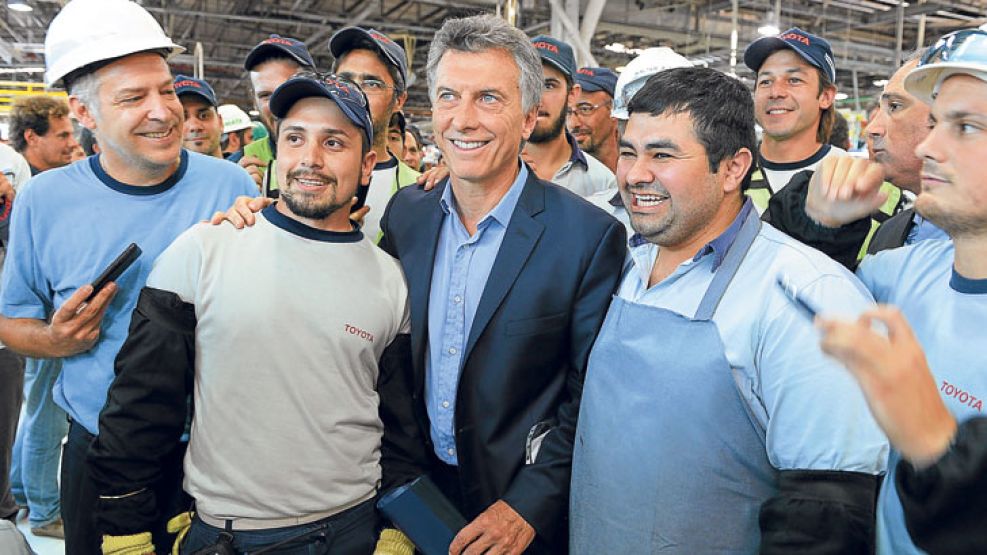 De recorrida. El Presidente visitó ayer una empresa automotriz y dijo que para hacer las cosas bien hay que “trabajar en equipo”.