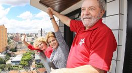 Balcón. Lula, Marisa –su mujer– y Dilma saludan a la multitud en San Bernardo dos Campos, San Pablo. Rotundo apoyo de la presidenta. <br>
