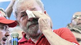 Llanto. Lula, acosado por la Justicia, llora el viernes durante un homenaje de los militantes.