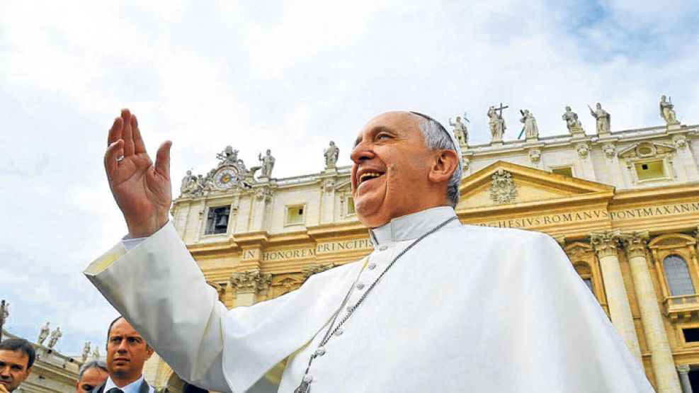 Gesto. La pose típica que emparenta a Jorge Bergoglio con el general Perón, sonrisa incluida. Su identificación con los más humildes, que lo reconocen como un líder, permitiría, según Firmenich, enfre
